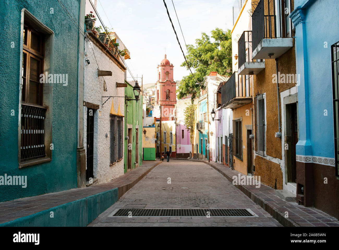 Street View di colorate case nel centro storico di Guanajuato, Messico. Giu 2019 Foto Stock