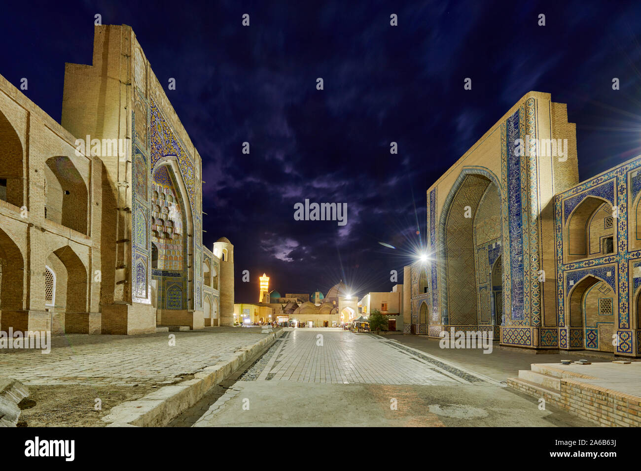 Night Shot di Ensemble illuminato di Abdul Aziz Khan o Abdulaziz Khan madrasa e Ulugbek madrasa, Ulugbek medressa, Bukhara, Uzbekistan Foto Stock