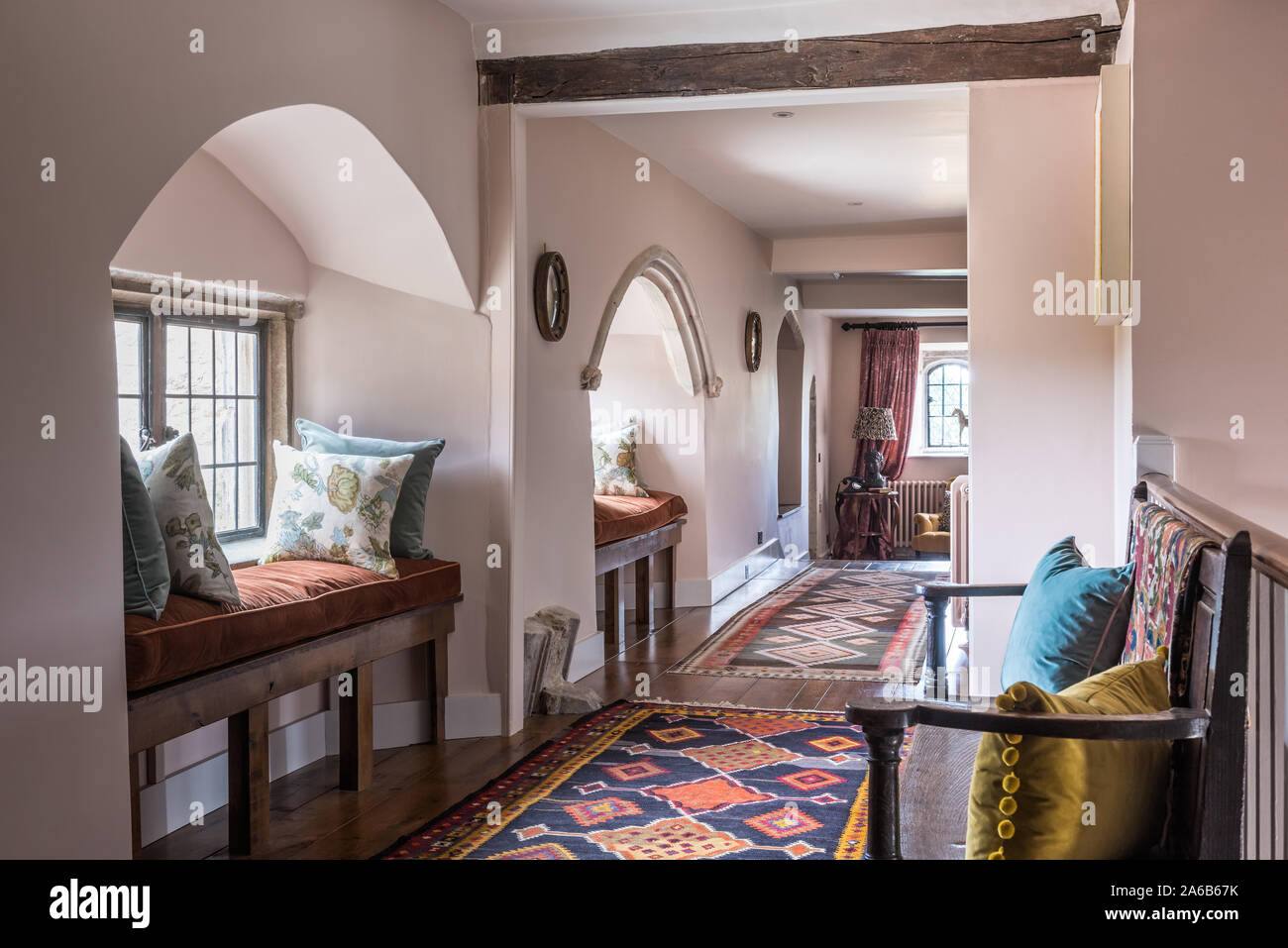 Negli anni Trenta in stile Art Deco finestra ad arco sedili con tessuti a motivi geometrici in corridoio. Foto Stock