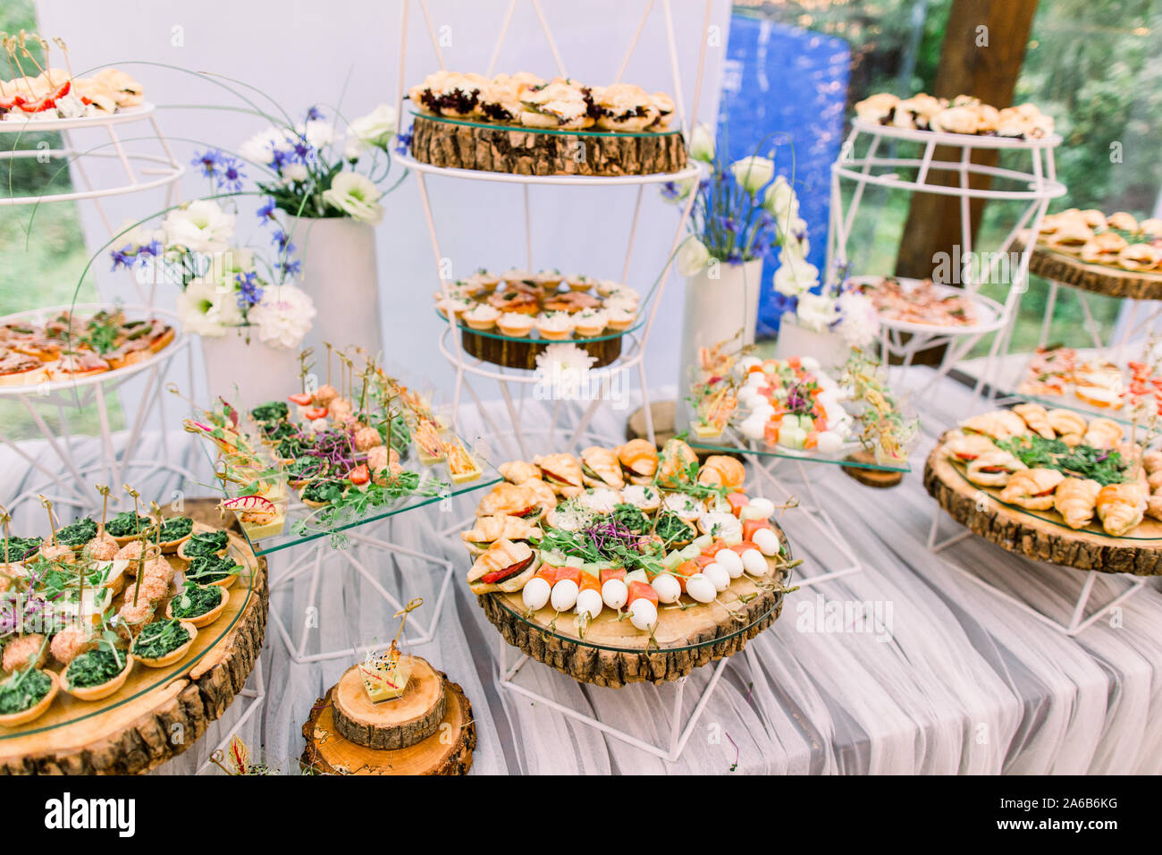 La ristorazione a buffet e decorazioni rustiche, outdoor party di nozze con  cibi sani spuntini Foto stock - Alamy