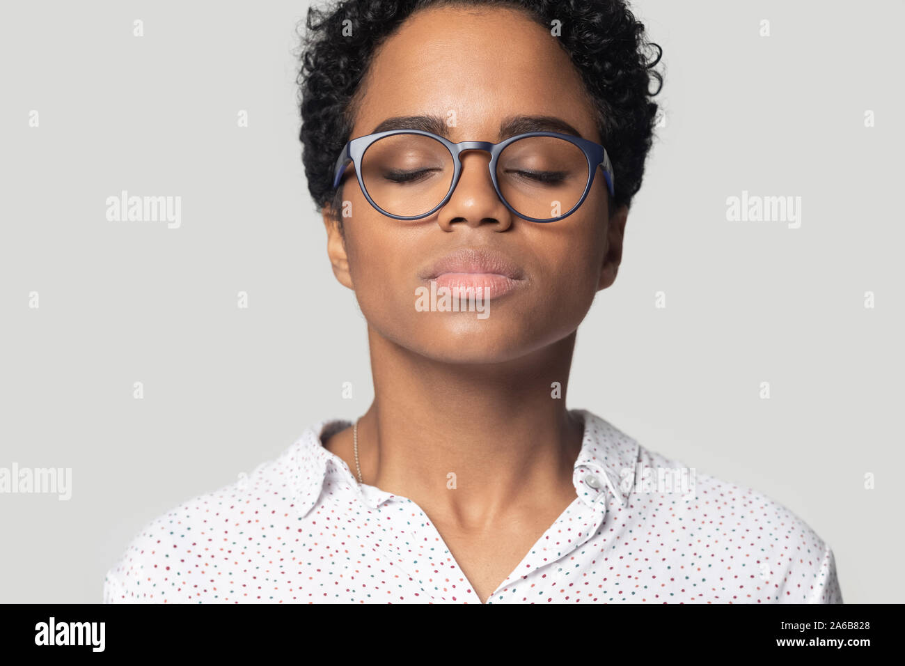 Colpo alla testa calma African American Girl respirazione profonda, meditando Foto Stock