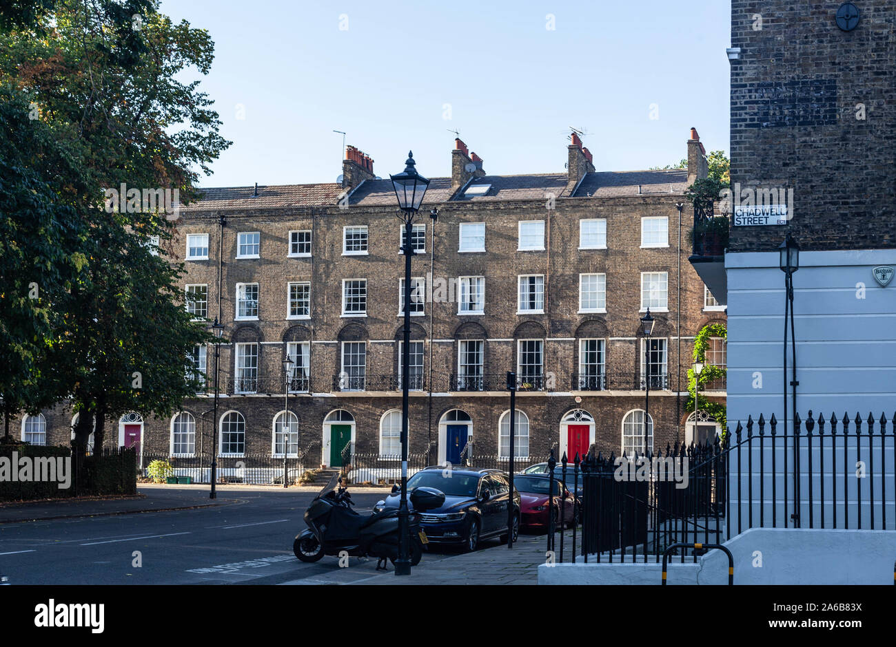 Blocco di appartamenti su Myddelton Square visto da Chadwell Street, Clerkenwell, Londra EC1, Inghilterra, Regno Unito. Foto Stock