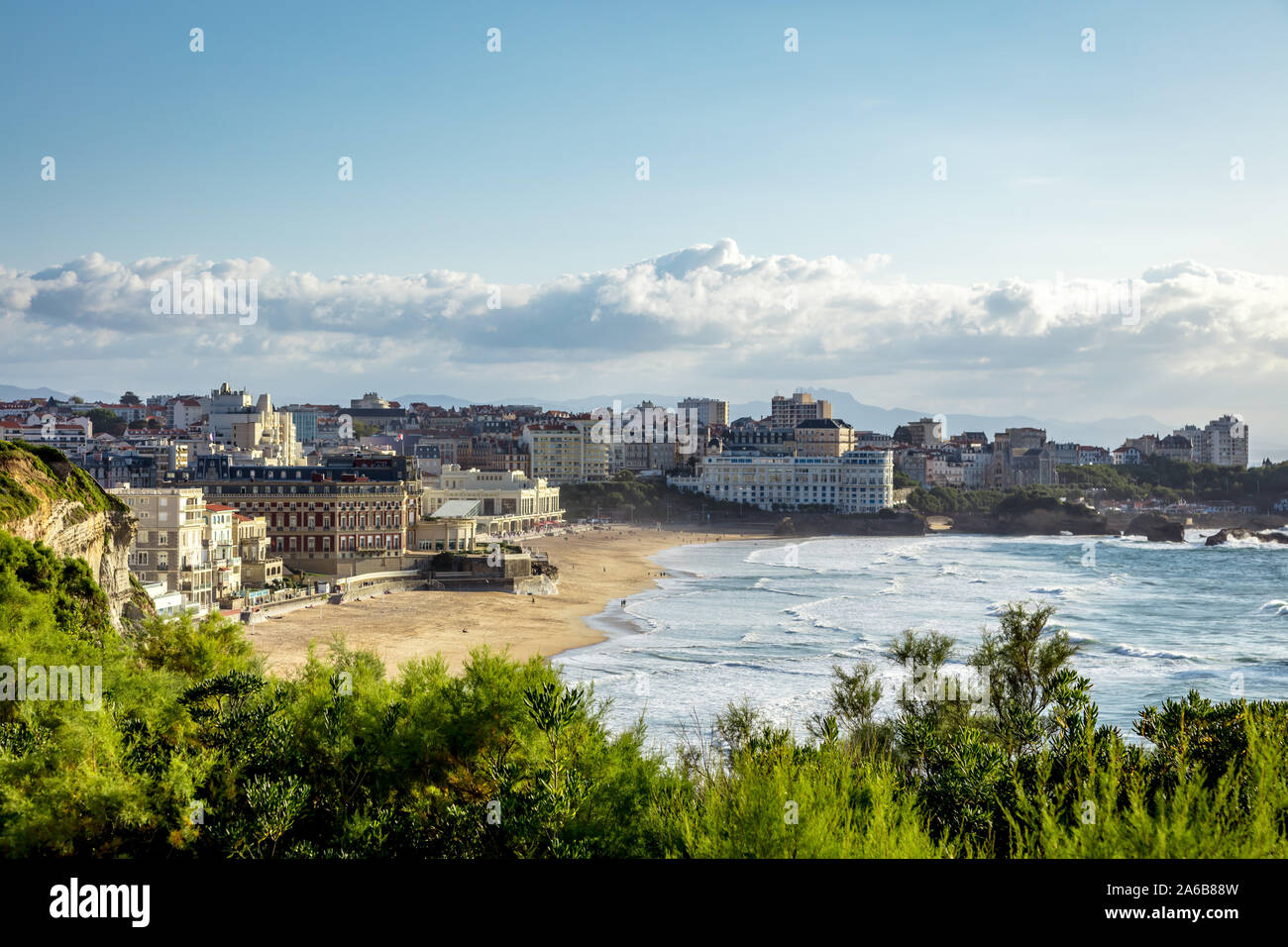 Biarritz, Francia - 06 settembre 2019 - Vista della spiaggia e della città di Biarritz, costa azzurra, francia Foto Stock