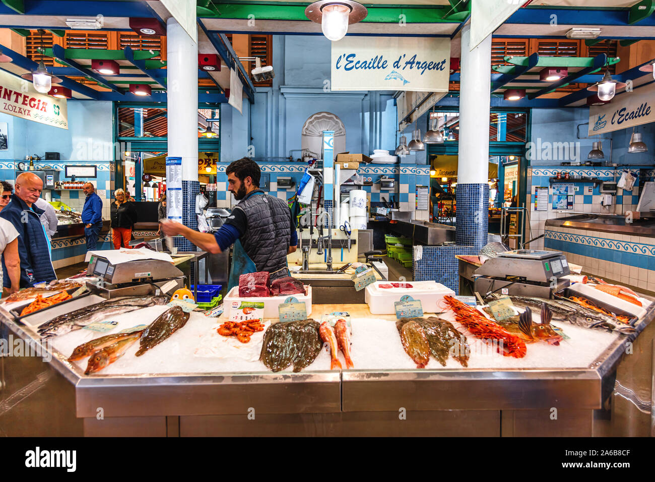 Saint-Jean-de-Luz, Francia - 08 settembre 2019 - Vista di uno stallo di un venditore di pesce al mercato hall Foto Stock