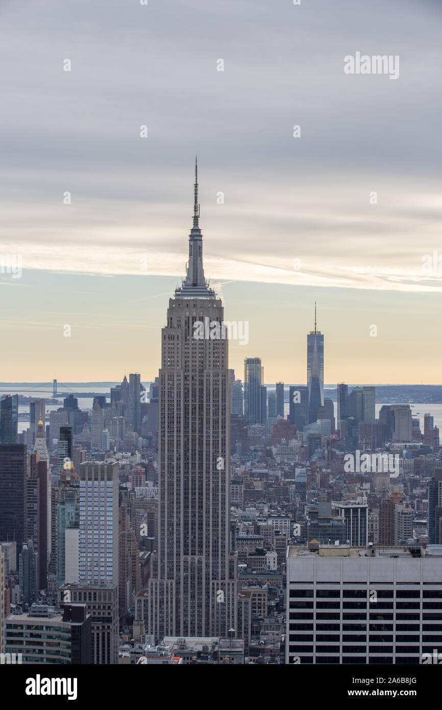Vista al tramonto di Manhattan skyline della città e l'Empire State Building dalla parte superiore della roccia sul Rockefeller Center Foto Stock