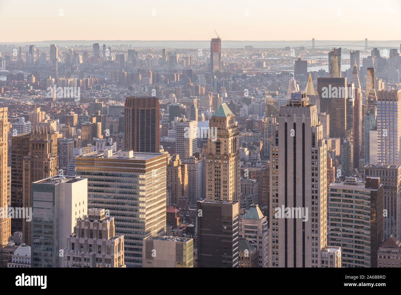 Vista al tramonto di Manhattan skyline della città e l'Empire State Building dalla parte superiore della roccia sul Rockefeller Center Foto Stock