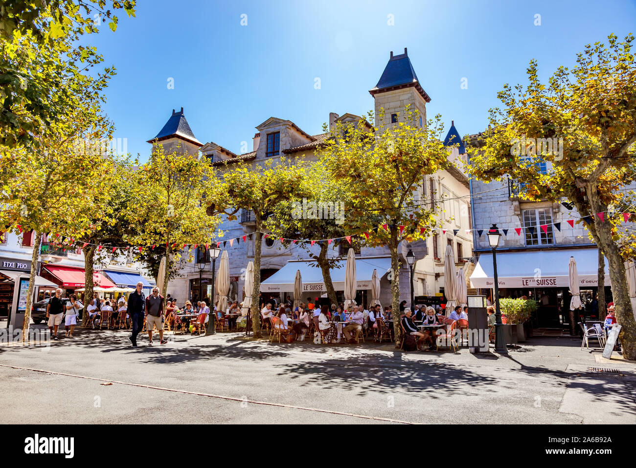 Saint-Jean-de-Luz, Francia - 08 settembre 2019 - Vista della strada dello shopping nel villaggio Foto Stock