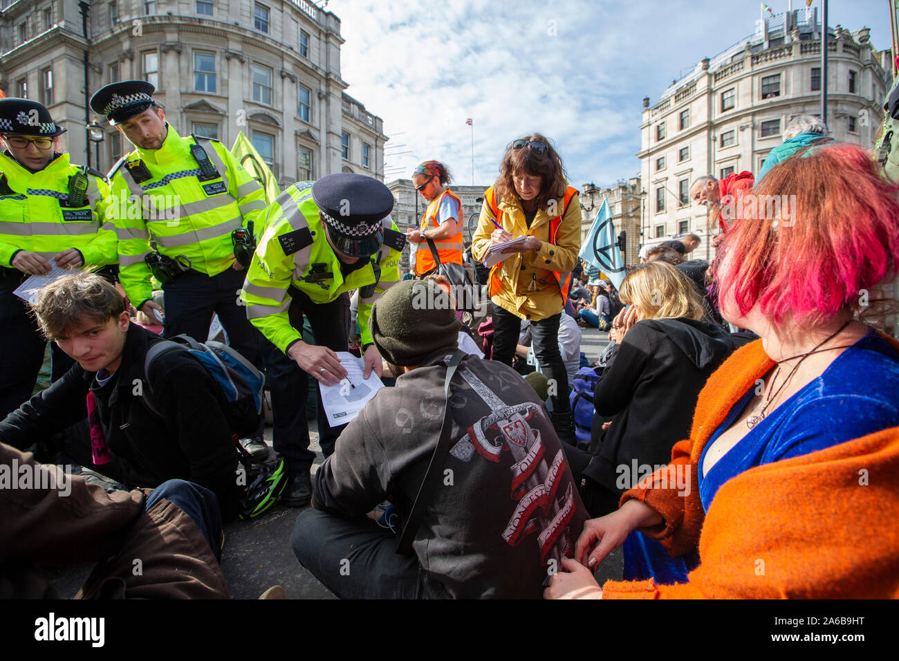 Londra, 10 ottobre 2019, estinzione della ribellione di dimostrazione e di occupazione di Trafalgar Square. La polizia si muovono in alla folla che occupa la strada, effettuare arresti. Foto Stock