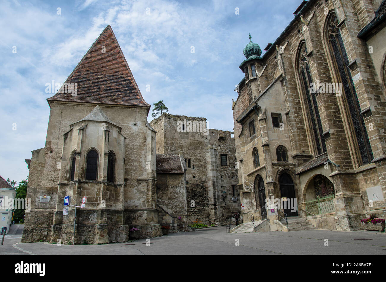 Perchtoldsdorf in Austria Inferiore. una piccola città a sud di Vienna sul margine orientale del bosco di Vienna (Wienerwald), più noto per il suo vino. Foto Stock