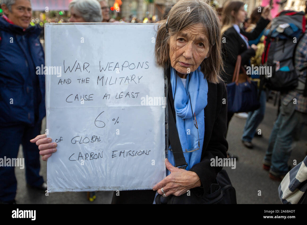 Londra, 10 ottobre 2019, estinzione della ribellione di dimostrazione e di occupazione di Trafalgar Square. Una donna che tiene un banner di avviso la guerra provoca globan le emissioni di carbonio. Foto Stock