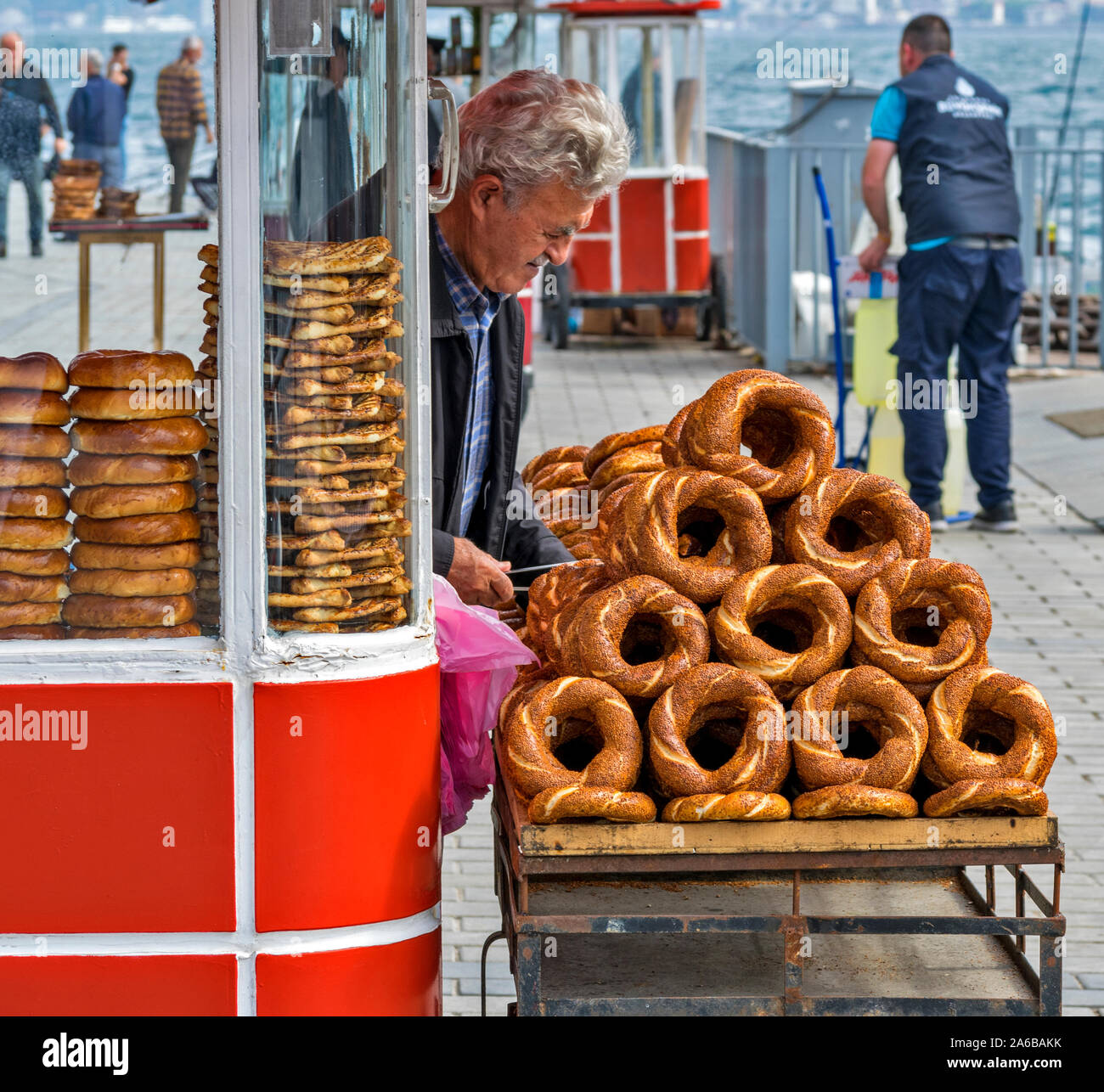 ISTANBUL TURCHIA STALLO ROSSO E VENDITORE DI SIMIT O PANINI Foto Stock