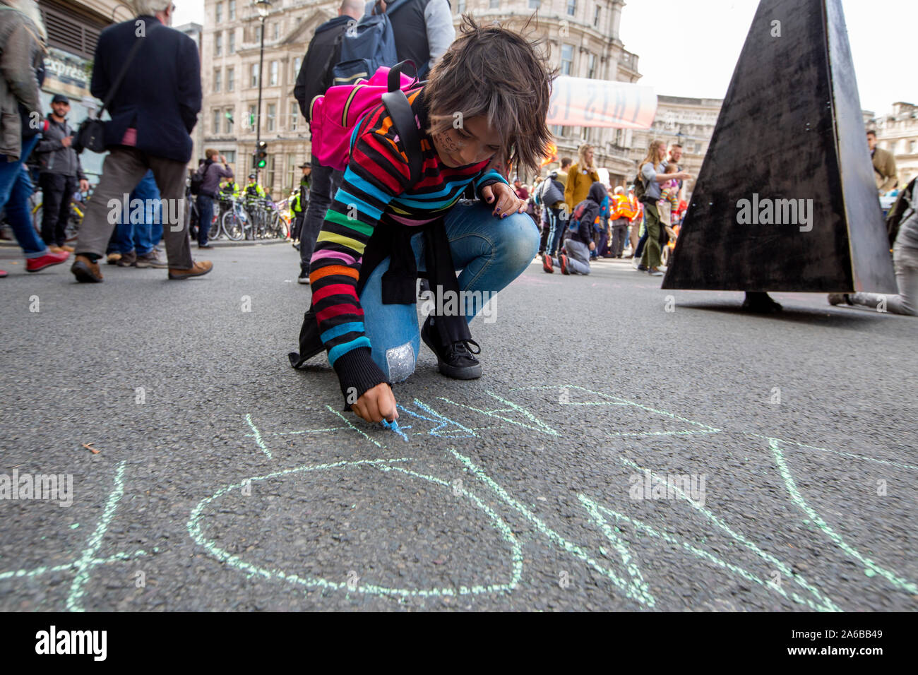 Londra, 10 ottobre 2019, una ragazza scrive un messaggio sulla strada durante la ribellione di estinzione di dimostrazione e di occupazione di Trafalgar Square. Foto Stock