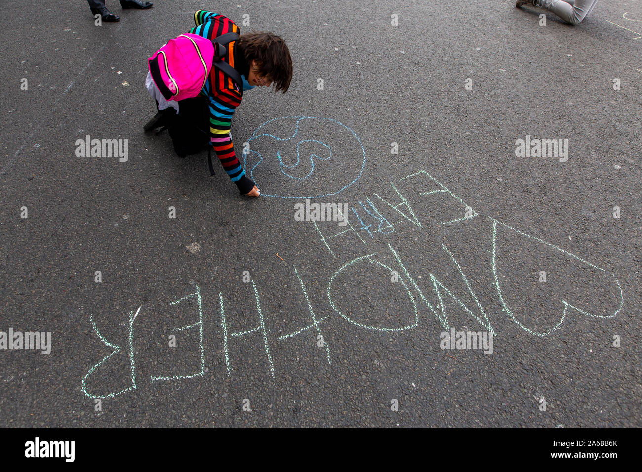 Londra, 10 ottobre 2019, una ragazza scrive un messaggio sulla strada durante la ribellione di estinzione di dimostrazione e di occupazione di Trafalgar Square. Foto Stock