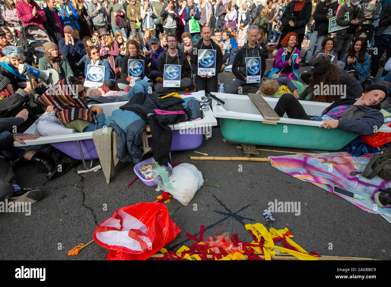 Londra, 10 ottobre 2019, estinzione della ribellione attivisti occupare le strade attorno a Trafalgar Square con bagni e persone legate insieme. Foto Stock