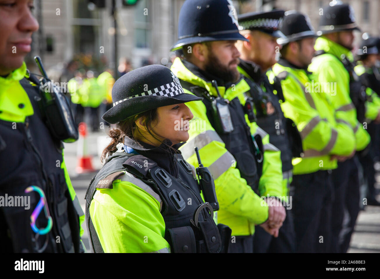 Londra, 10 ottobre 2019, la polizia di bloccare l'accesso a Whiehall durante la ribellione di estinzione di dimostrazione e di occupazione di Trafalgar Square. Foto Stock