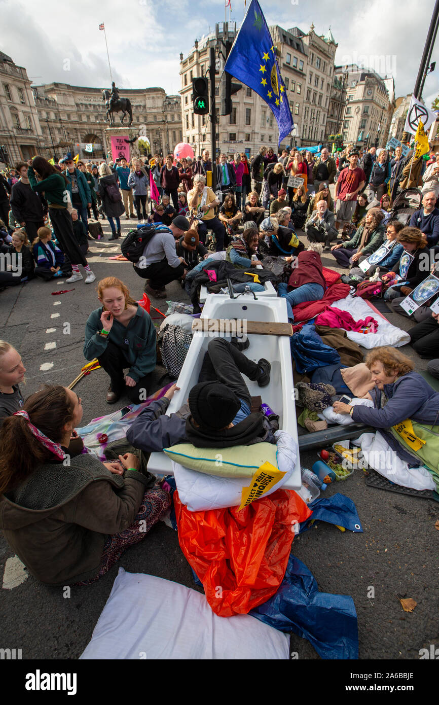 Londra, 10 ottobre 2019, estinzione della ribellione attivisti occupare le strade attorno a Trafalgar Square con bagni e persone legate insieme. Foto Stock