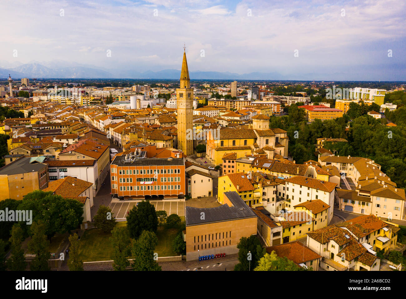 Pittoresca vista superiore della città di Pordenone. Italia Foto Stock