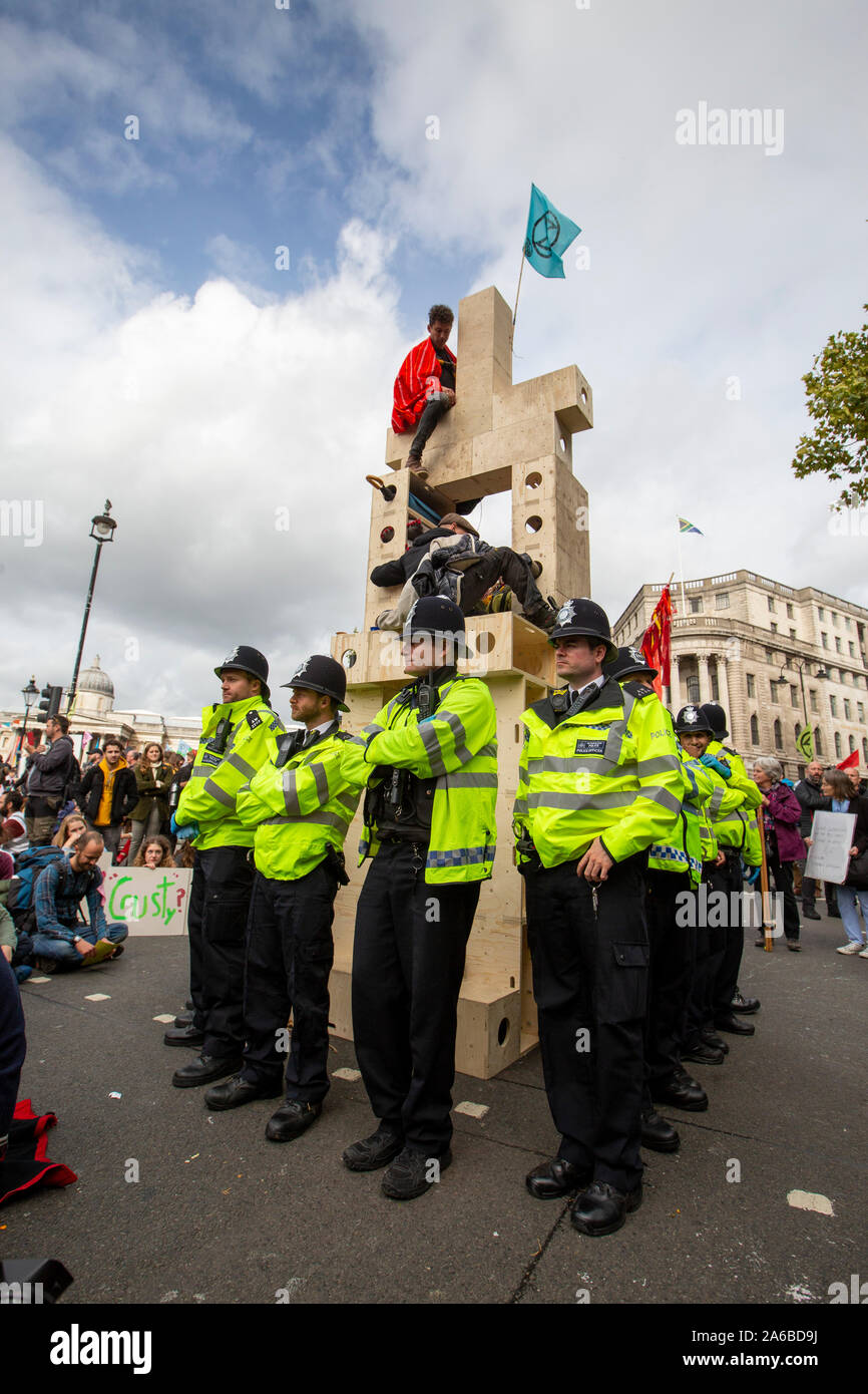 Londra, 10 ottobre 2019, estinzione della ribellione di dimostrazione e di occupazione di Trafalgar Square. Foto Stock