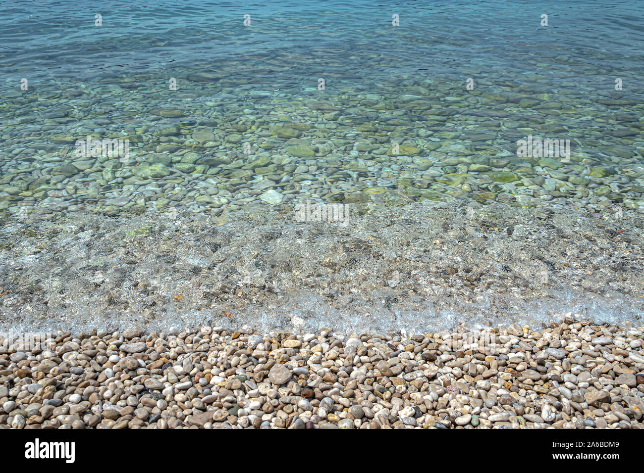 Spiaggia di ghiaia e mare poco profondo Foto Stock