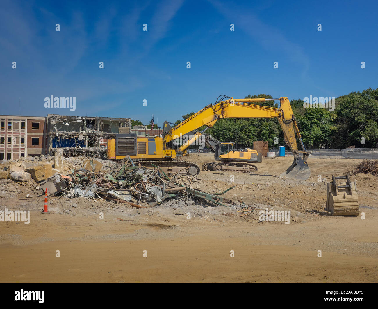 Demolizione di un vecchio complesso di alloggiamento Foto Stock