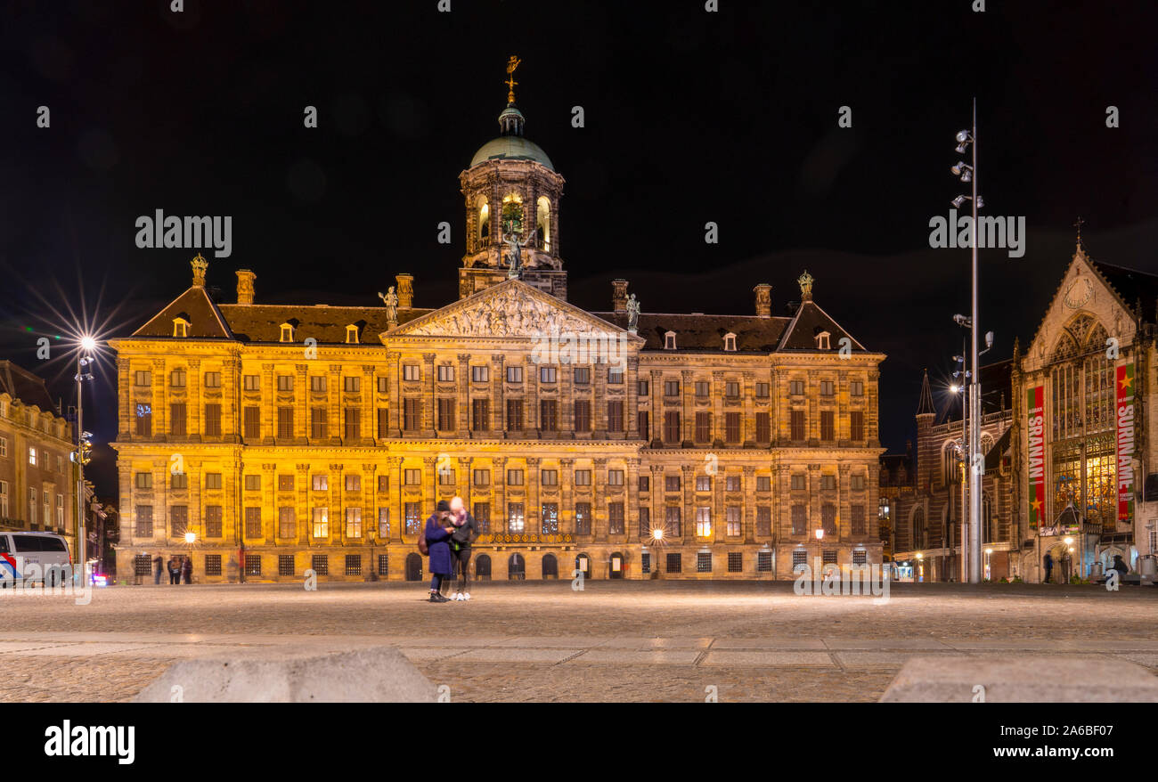 Amsterdam/Olanda - 06 Ottobre 2019: il Palazzo Reale in Piazza Dam a Amsterdam, Paesi Bassi. Piazza Dam è famoso luogo di Amsterdam nel lungo exposur Foto Stock