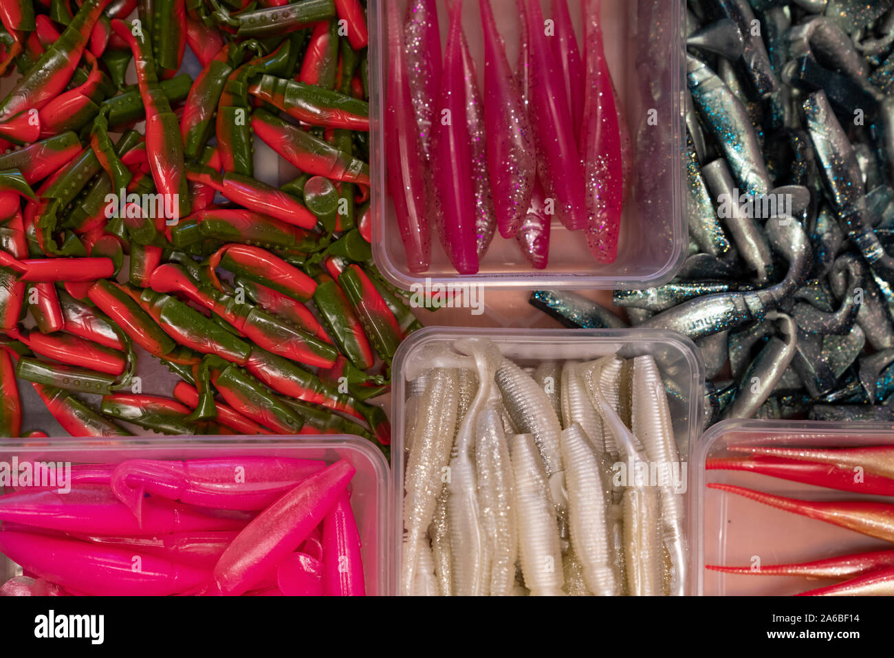 Ijmuiden/Olanda - ottobre 06 2019:differenti in plastica colorata esche da pesca in negozio Foto Stock