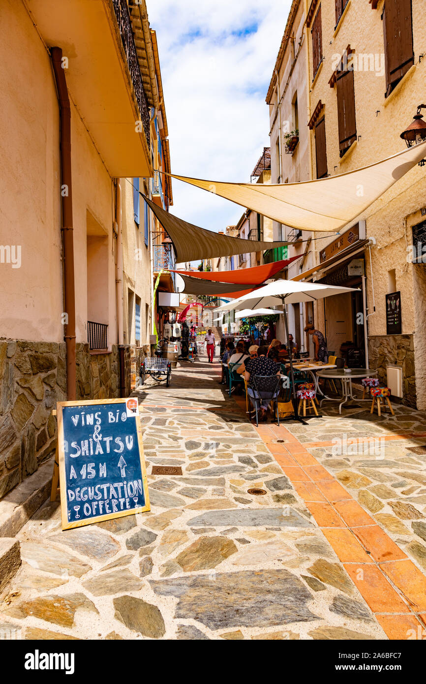 Il banyuls-sur-Mer - Luglio 21, 2019: Saint Pierre shopping street, banyuls-sur-Mer, Pyrenees-Orientales, Catalonia, Languedoc-Roussillon, Francia Foto Stock