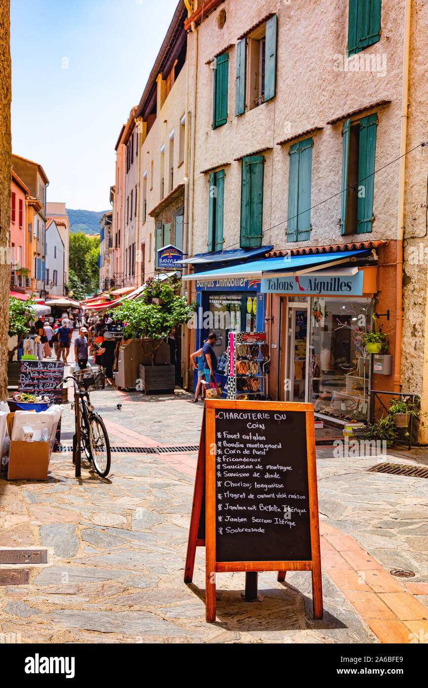 Il banyuls-sur-Mer - Luglio 21, 2019: Saint Pierre shopping street, banyuls-sur-Mer, Pyrenees-Orientales, Catalonia, Languedoc-Roussillon, Francia Foto Stock