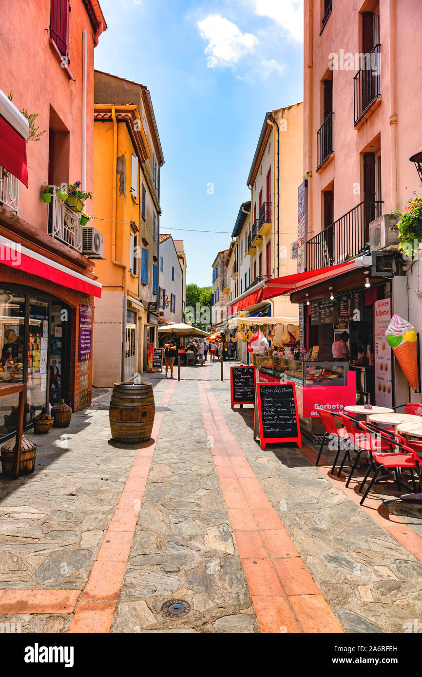 Il banyuls-sur-Mer - Luglio 21, 2019: Saint Pierre shopping street, banyuls-sur-Mer, Pyrenees-Orientales, Catalonia, Languedoc-Roussillon, Francia Foto Stock