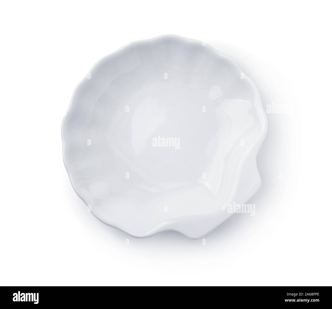 Vista superiore del vuoto guscio ceramico piastra isolata su bianco Foto Stock