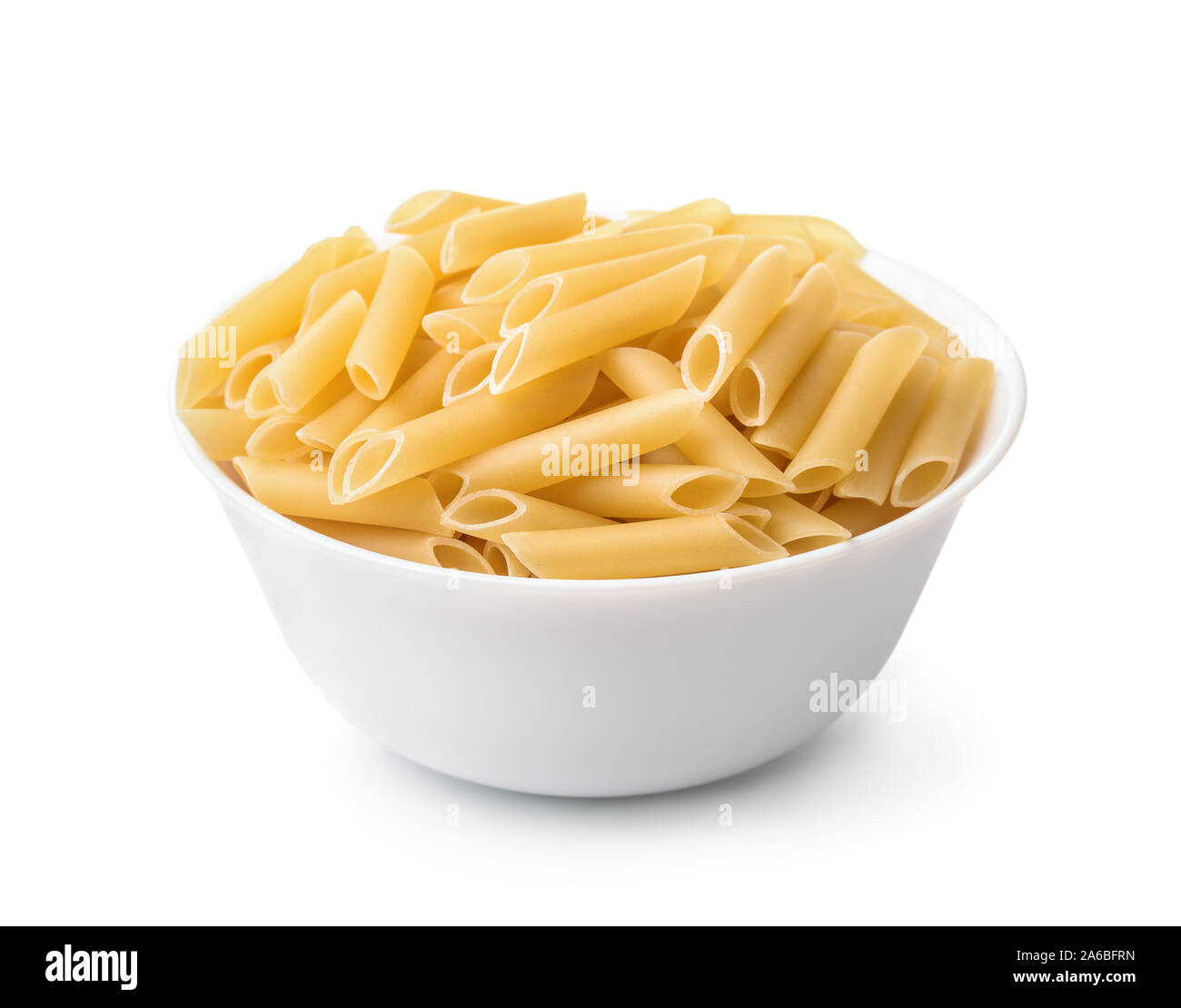 Ciotola di non cotti penne lisce pasta isolato su bianco Foto Stock