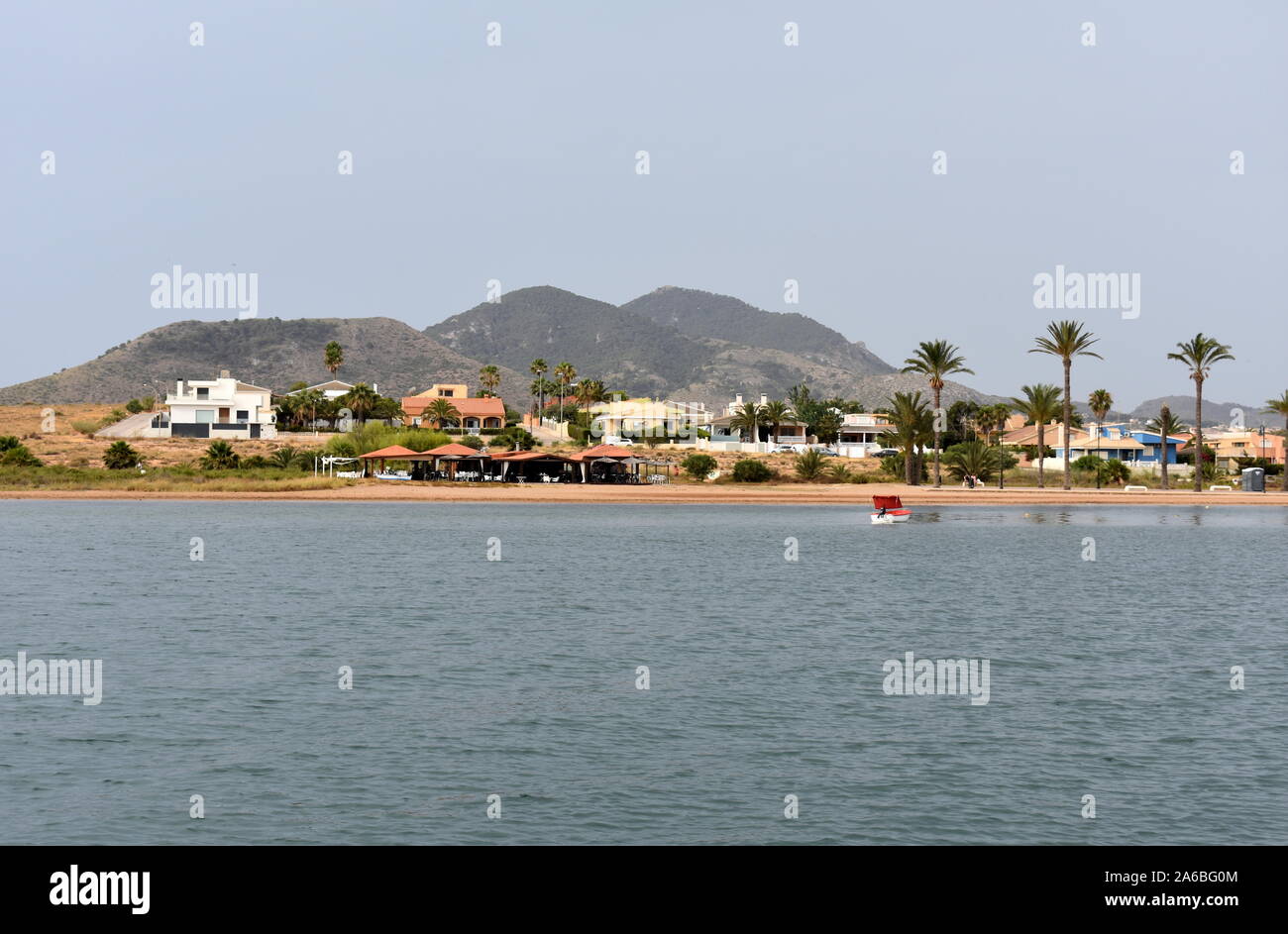 Vista dal mare del ristorante in spiaggia e il villaggio di Mar de Cristal, Mar Menor, Murcia, Spagna Foto Stock