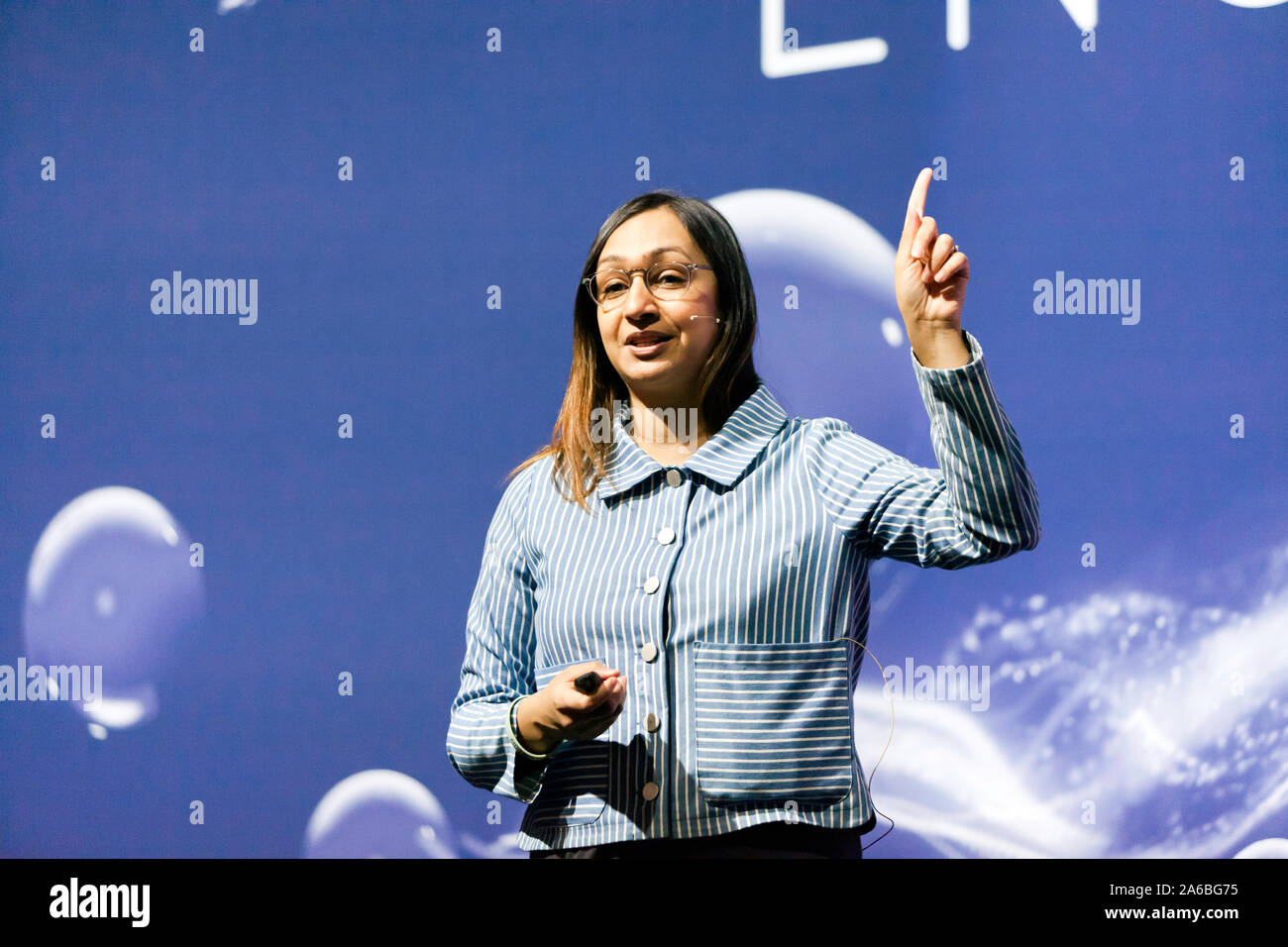 Roma Agrawal MBE, Ingegnere Progettista e autore, dando un discorso intitolato "Come costruire un grattacielo', sulla fase di ingegnerizzazione, a New Scientist Live 2019. Foto Stock
