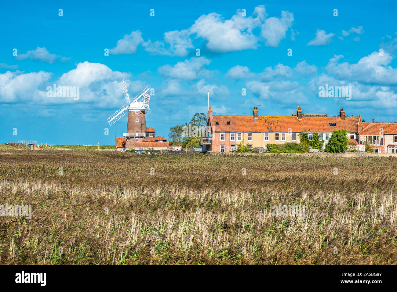 Restaurata del XVIII secolo il mulino a vento a Cley accanto il mare Norfolk East Anglia England Regno Unito GB Foto Stock