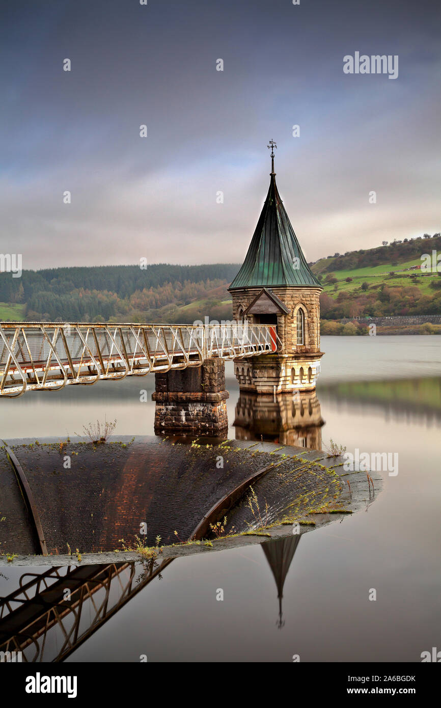 Serbatoio con acqua ancora e riflessioni, Wales, Regno Unito Foto Stock