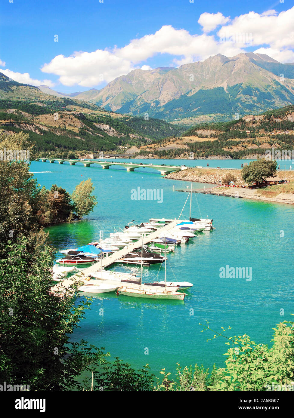 Il piccolo porticciolo di Savines-le-Lac nelle Alpi. Foto Stock