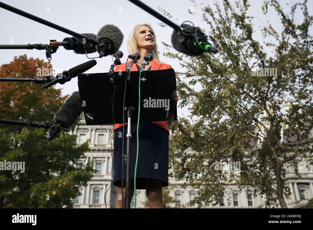 Washington DC, Stati Uniti d'America. 25 ott 2019. Casa bianca Consigliere del Presidente Kellyanne Conway risponde alle domande dei membri dei media al di fuori della Casa Bianca di Washington, DC il venerdì 25 ottobre, 2019. Foto di Sarah Silbiger/UPI Credito: UPI/Alamy Live News Foto Stock