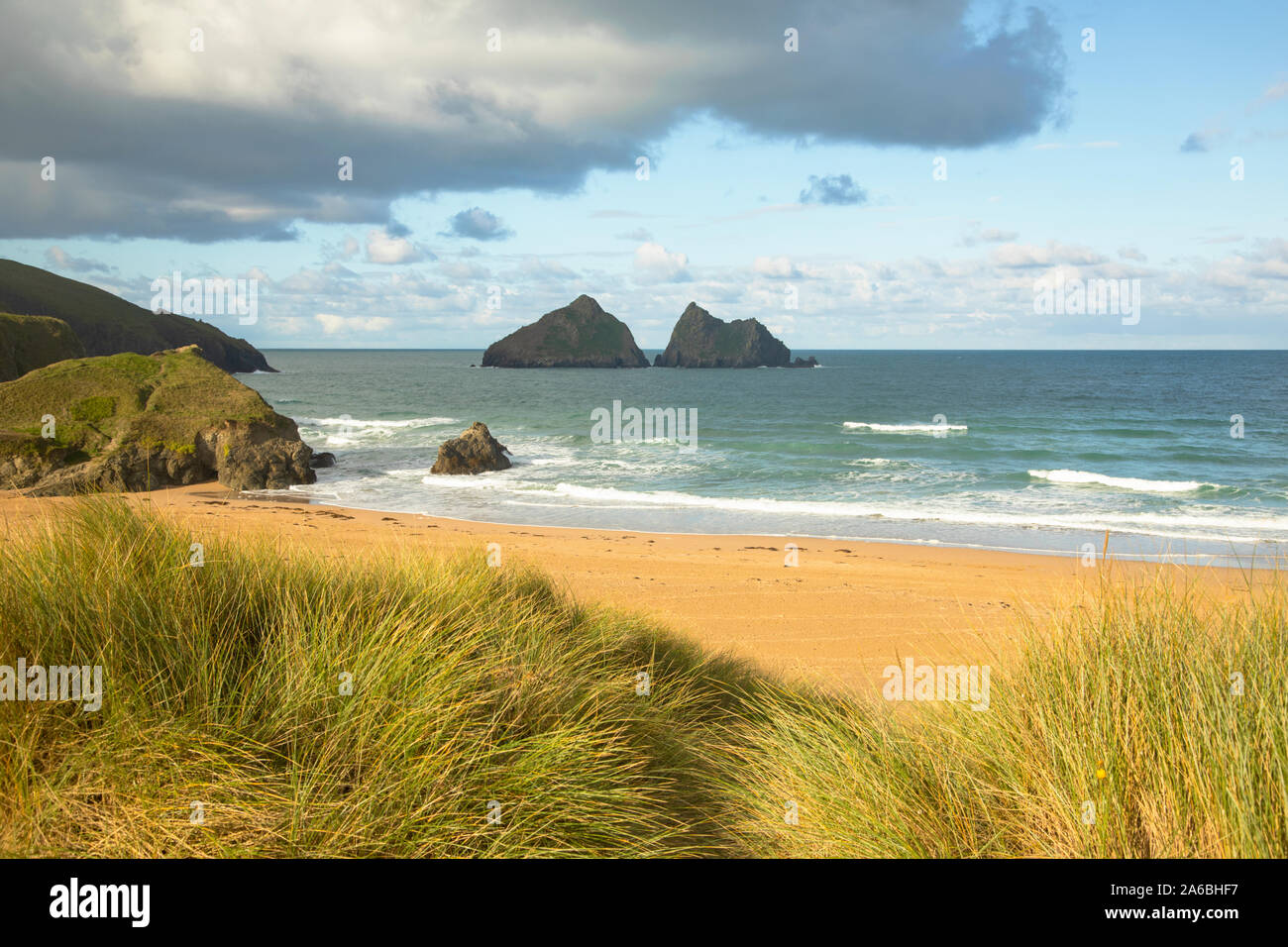 Vista da dune di sabbia verso il gabbiano Rocks off Holywell Bay North Cornwall Foto Stock