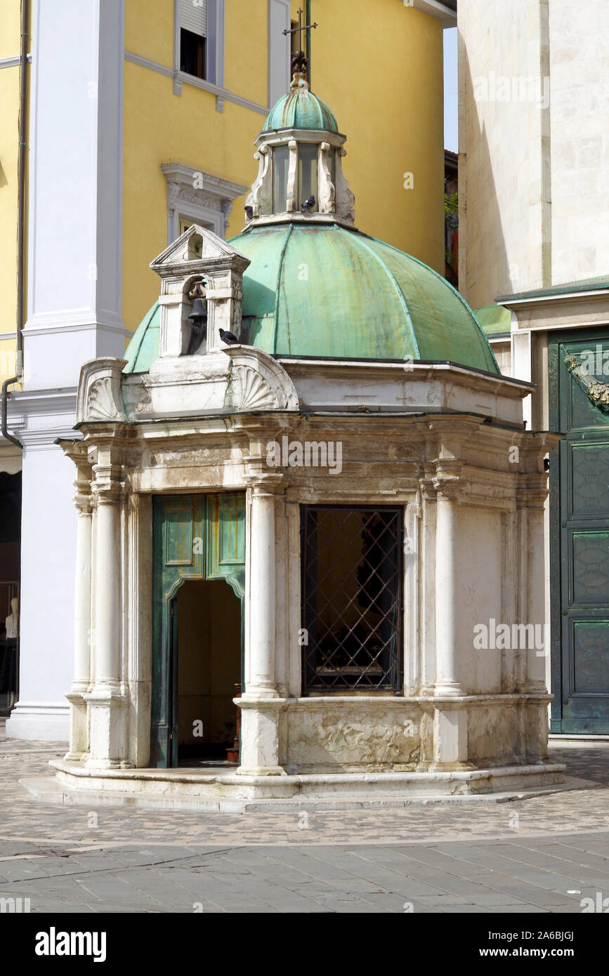 Il piccolo Tempietto a pianta ottagonale di Sant Antonio, sul sito di un miracolo eucaristico attribuita al Santo, a Rimini, Italia Foto Stock