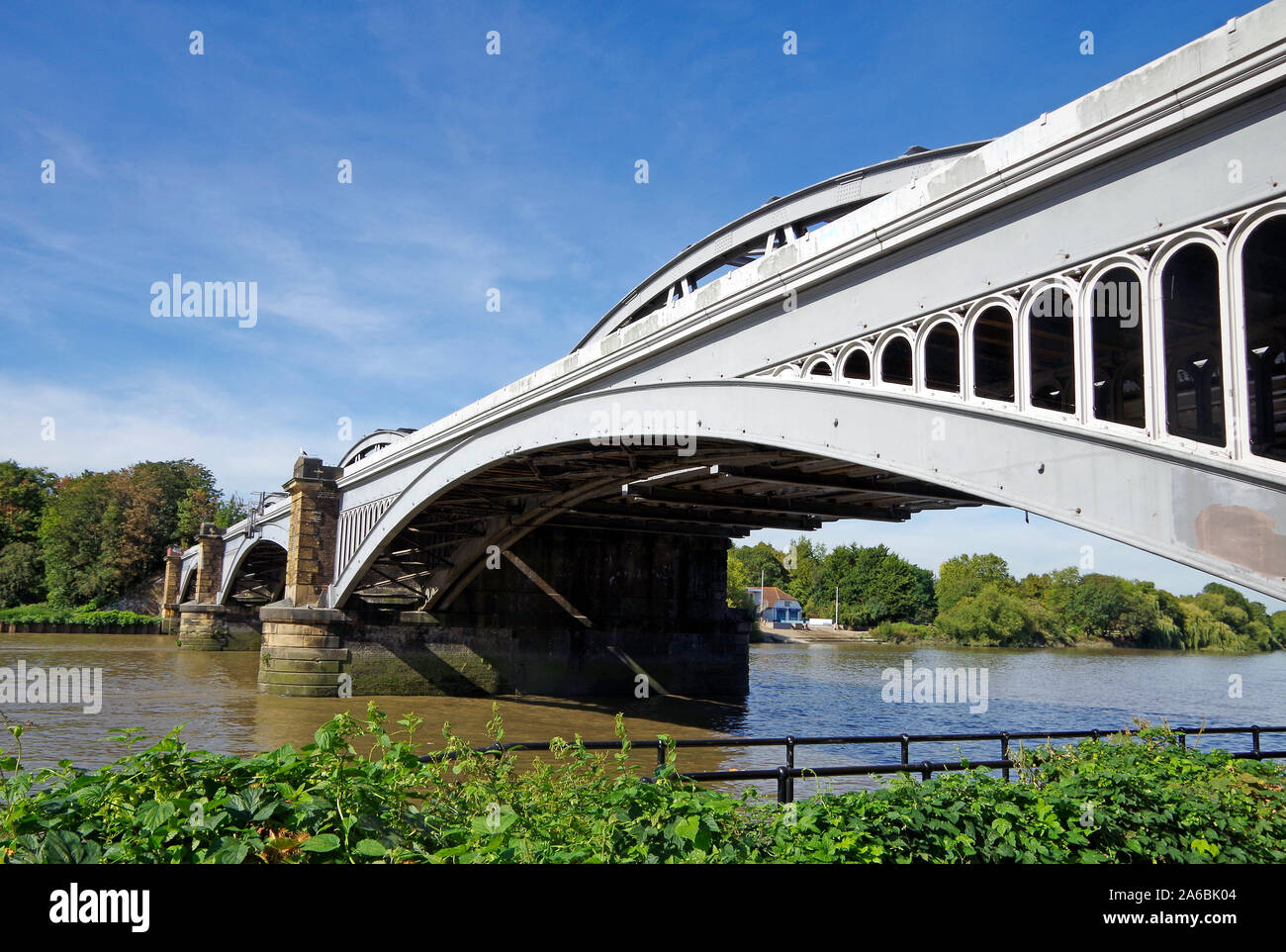Barnes ponte ferroviario, attraverso il fiume Tamigi vicino a Barnes Stazione del Ponte, costruito 1846-49, da Thomas Locke & J. E. Errington alterato nel 1891-95 Foto Stock