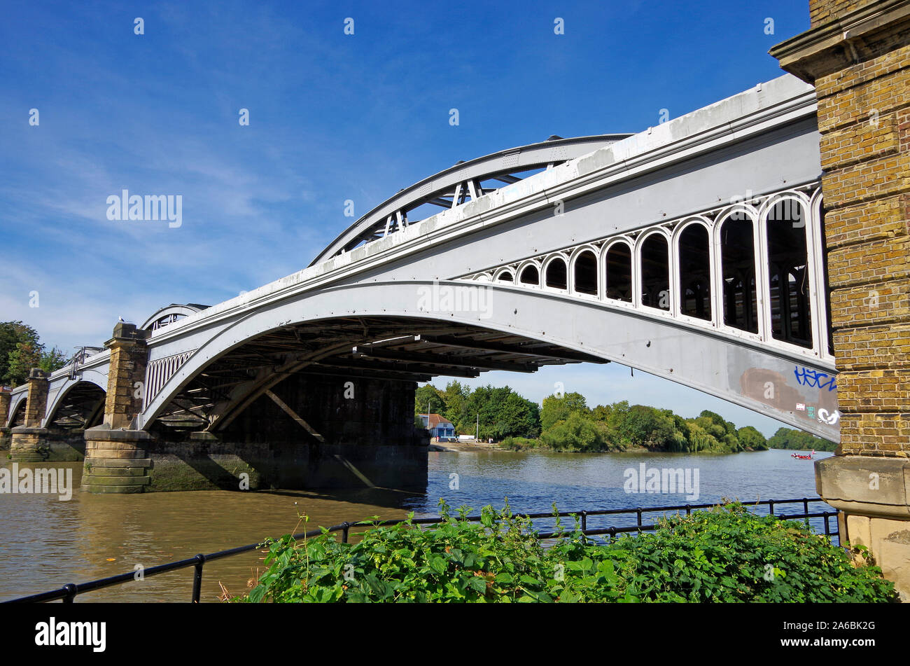 Barnes ponte ferroviario, attraverso il fiume Tamigi vicino a Barnes Stazione del Ponte, costruito 1846-49, da Thomas Locke & J. E. Errington alterato nel 1891-95 Foto Stock
