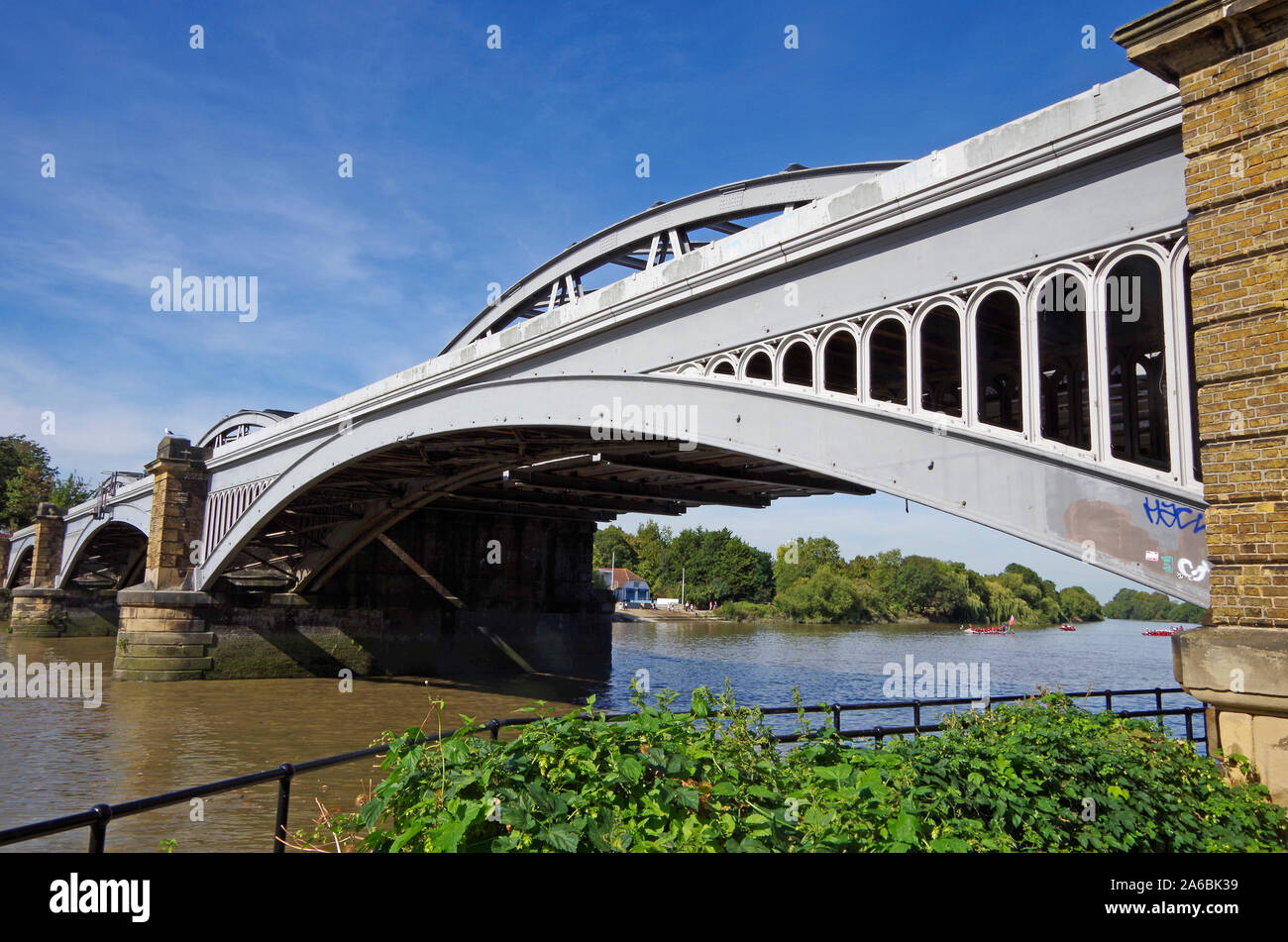 Barnes ponte ferroviario, attraverso il fiume Tamigi vicino a Barnes Stazione del Ponte, costruito 1846-49, da Thomas Locke & J. E. Errington alterato nel 1891-95 Foto Stock