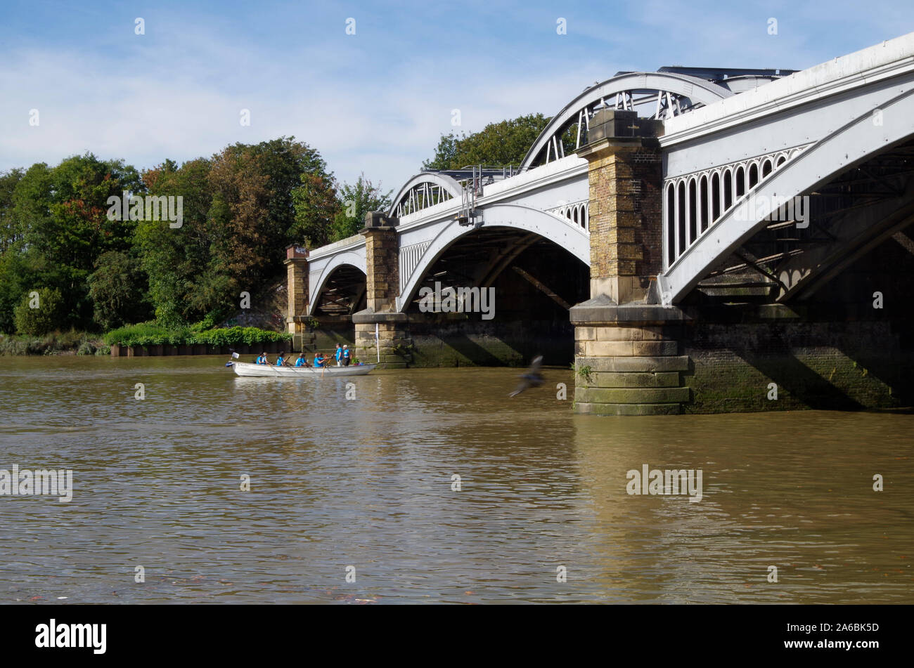 Barnes ponte ferroviario, attraverso il fiume Tamigi vicino a Barnes Stazione del Ponte, costruito 1846-49, da Thomas Locke & J. E. Errington alterato nel 1891-95 Foto Stock