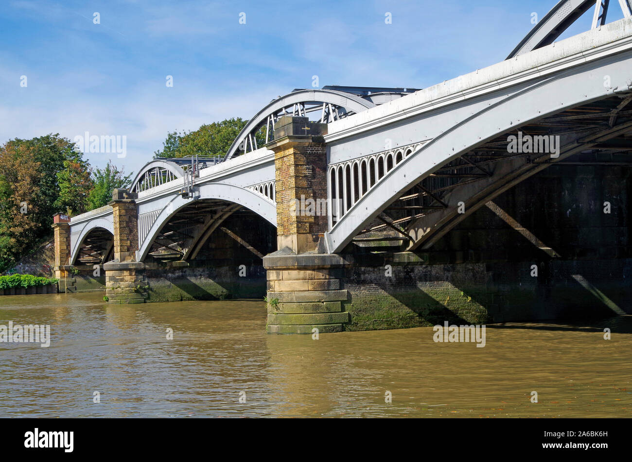Barnes ponte ferroviario, attraverso il fiume Tamigi vicino a Barnes Stazione del Ponte, costruito 1846-49, da Thomas Locke & J. E. Errington alterato nel 1891-95 Foto Stock