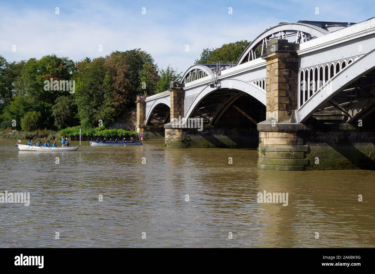 Barnes ponte ferroviario, attraverso il fiume Tamigi vicino a Barnes Stazione del Ponte, costruito 1846-49, da Thomas Locke & J. E. Errington alterato nel 1891-95 Foto Stock