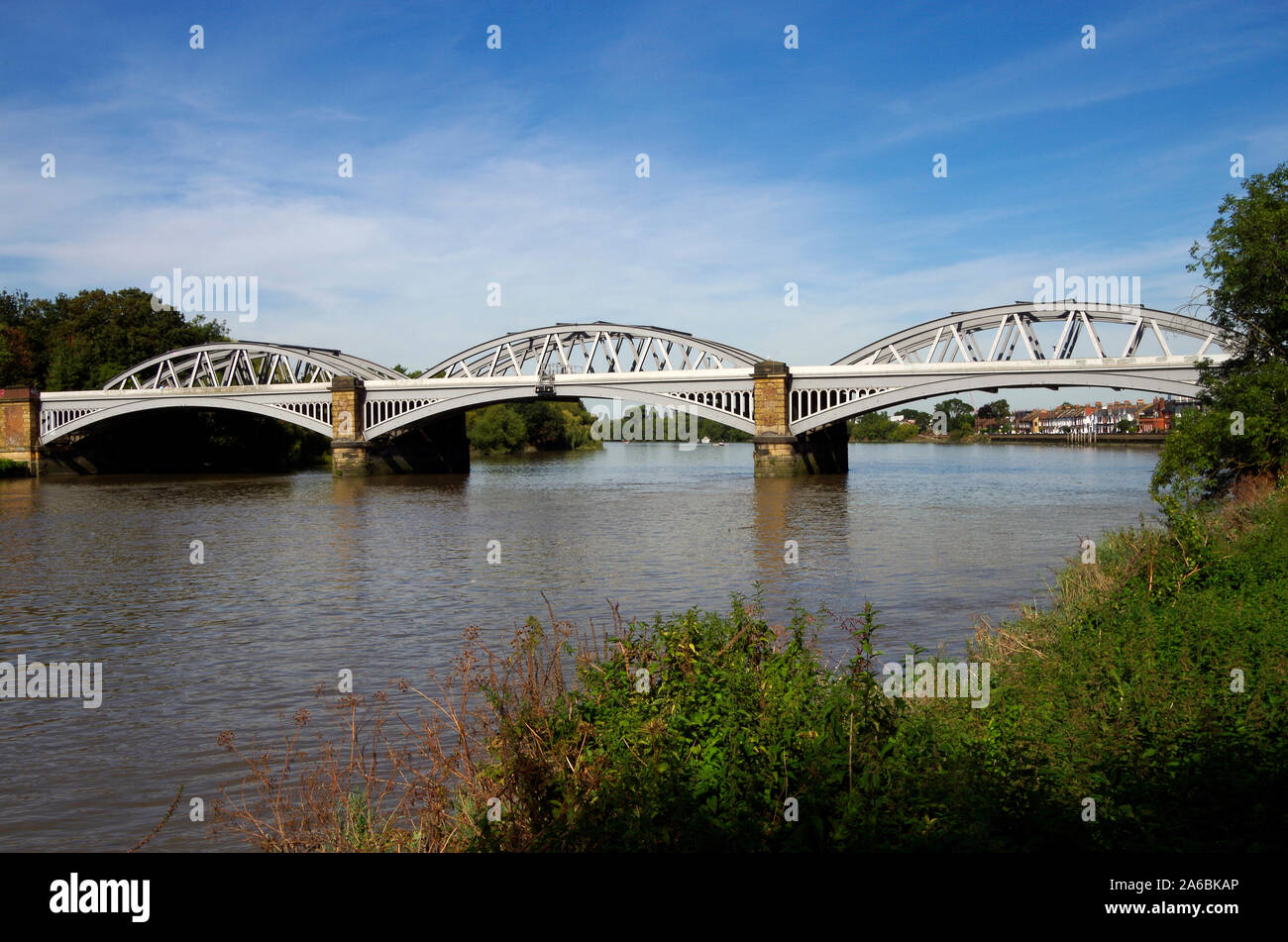 Barnes ponte ferroviario, attraverso il fiume Tamigi vicino a Barnes Stazione del Ponte, costruito 1846-49, da Thomas Locke & J. E. Errington alterato nel 1891-95 Foto Stock