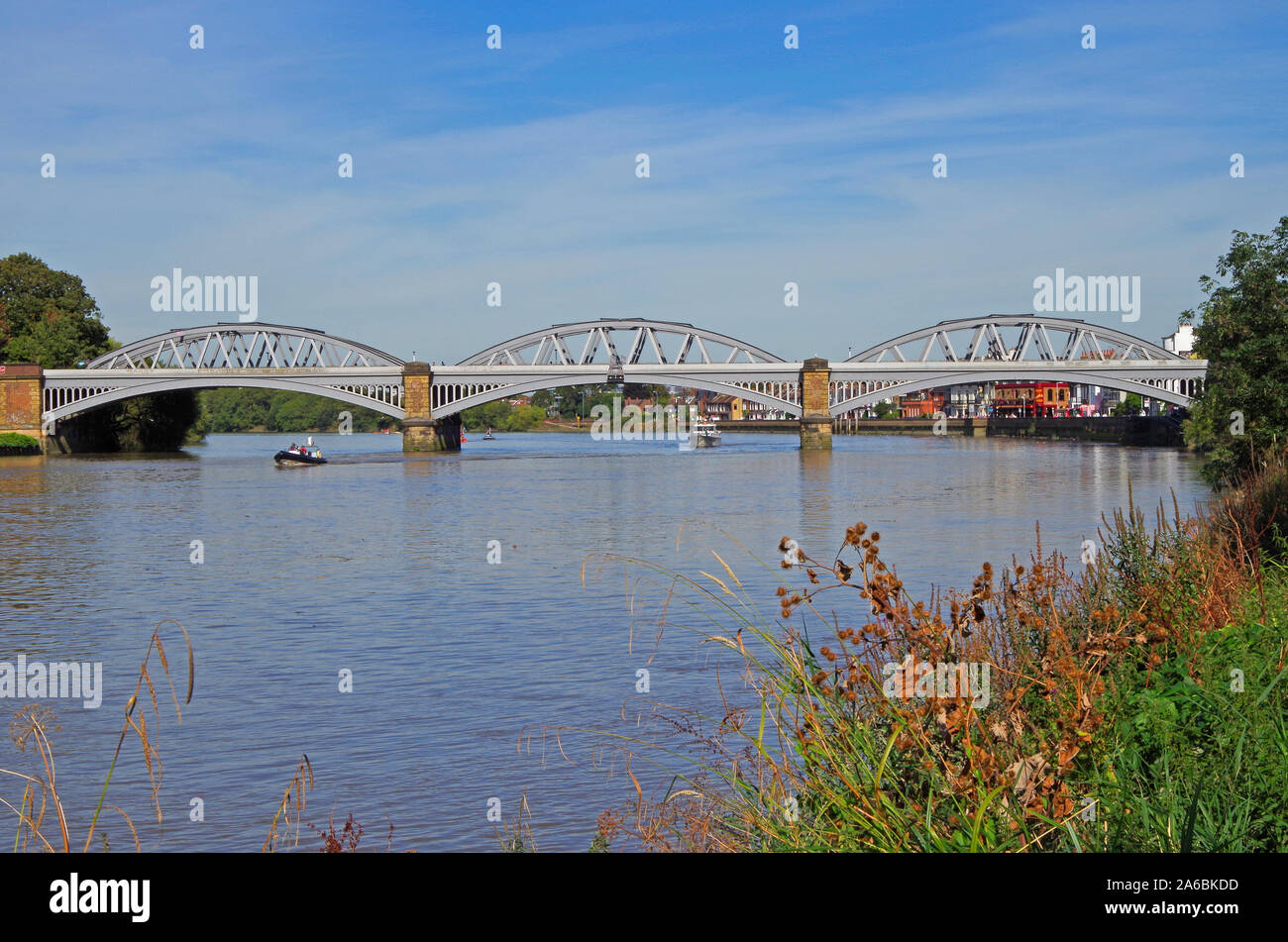 Barnes ponte ferroviario, attraverso il fiume Tamigi vicino a Barnes Stazione del Ponte, costruito 1846-49, da Thomas Locke & J. E. Errington alterato nel 1891-95 Foto Stock