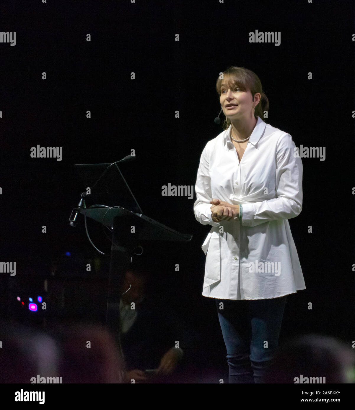 Heidi Burdett, Marine scienziato, presso Università Heriot-Watt, centro di Lyell, parlando di 'britannico della Grande Barriera Corallina', sulla terra stadio, a New Scientist Live 2019 Foto Stock