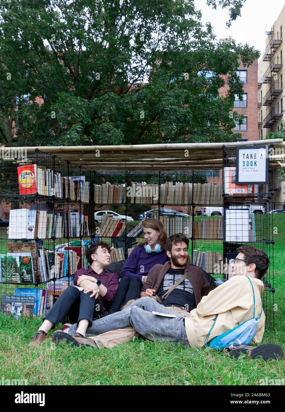 Gruppo di amici a parlare sotto una temporanea Sukkah o Succah, per la festa ebraica di Sukkoth. Foto Stock