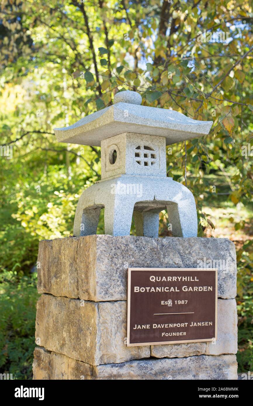 Un marcatore di pietra e firmare all'entrata Quarryhill Giardino Botanico di Glen Ellen, California, USA. Foto Stock